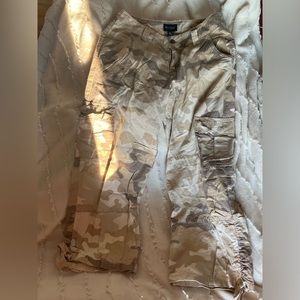 Woman’s Sonoma Cropped Cargo Pants